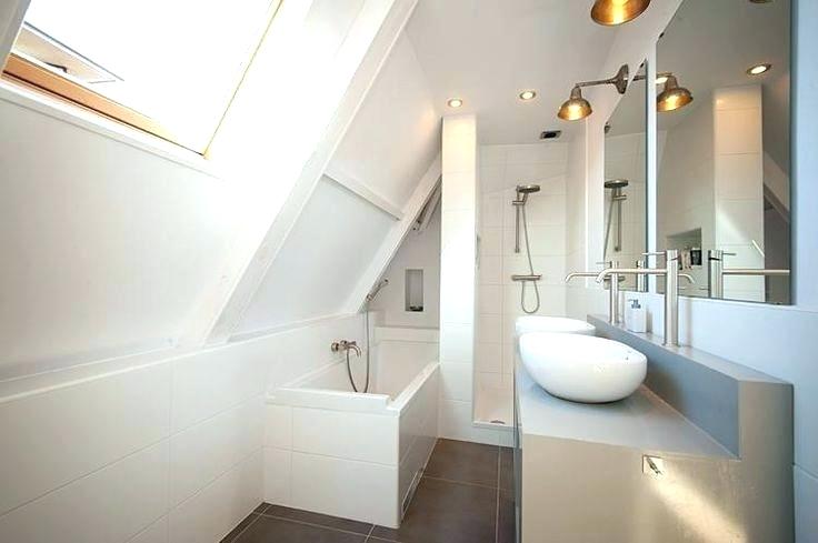 Salle de bain sous comble plan