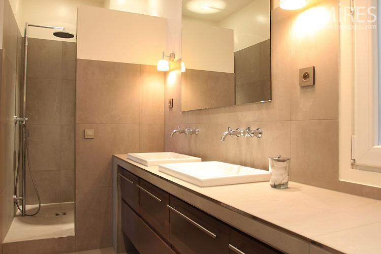 Salle de bain étroite