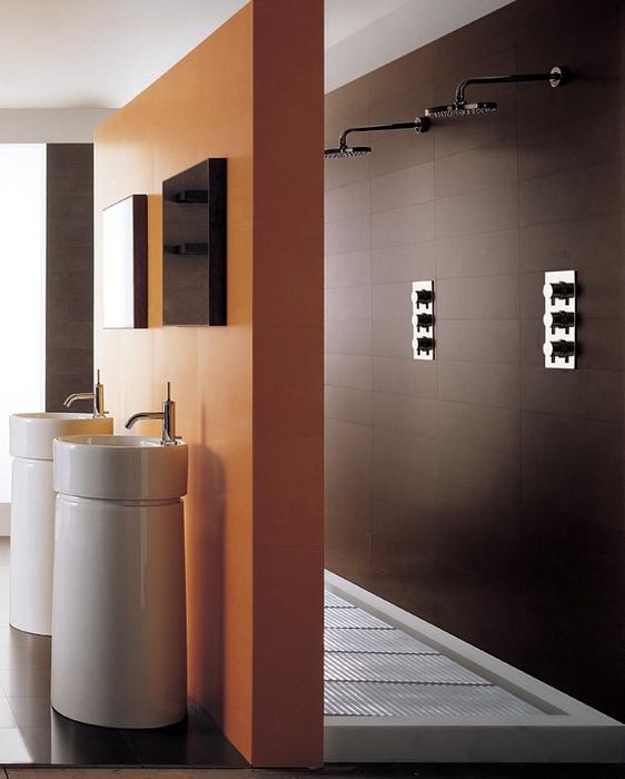 Salle de bain orange et gris