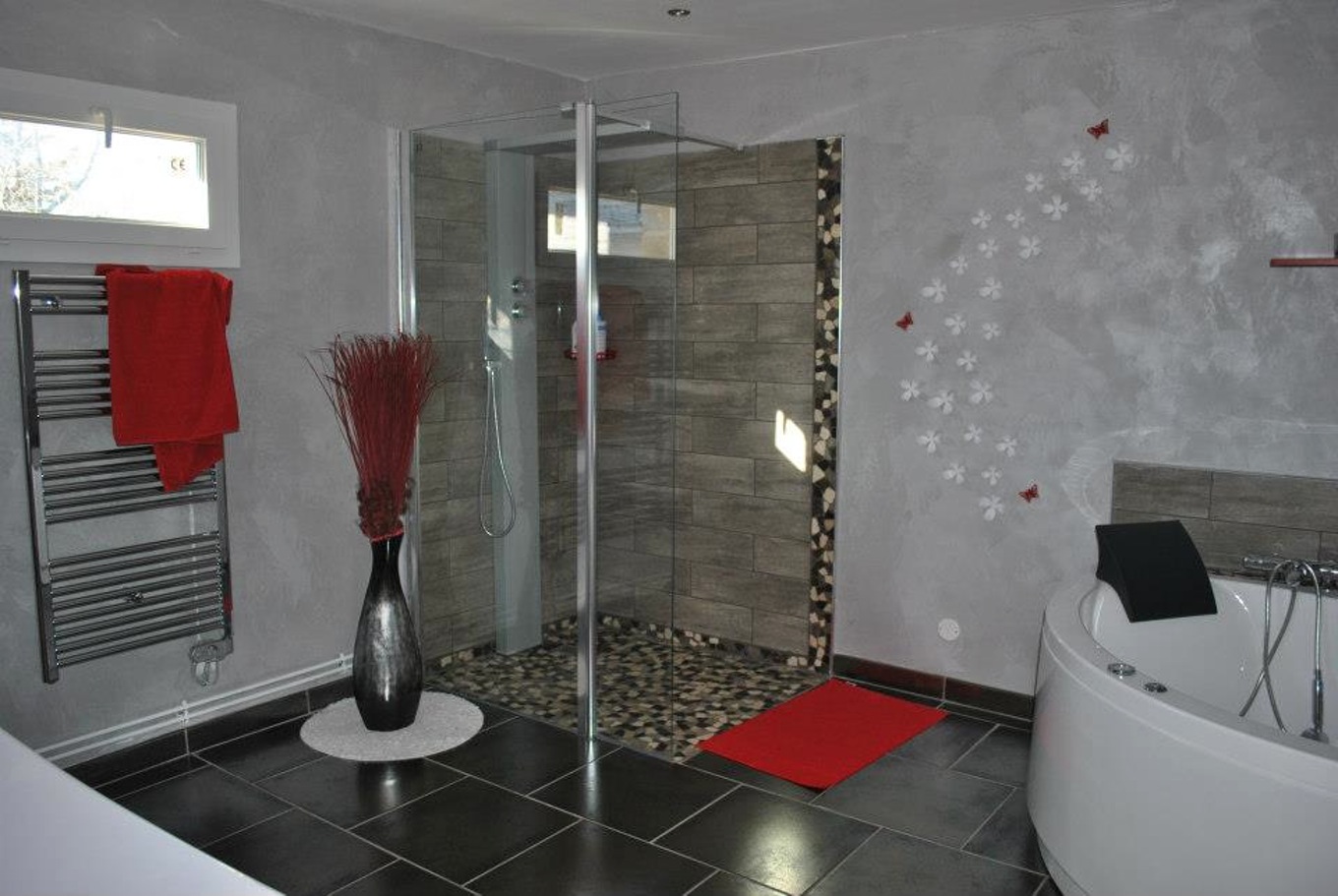 Deco salle de bain rouge