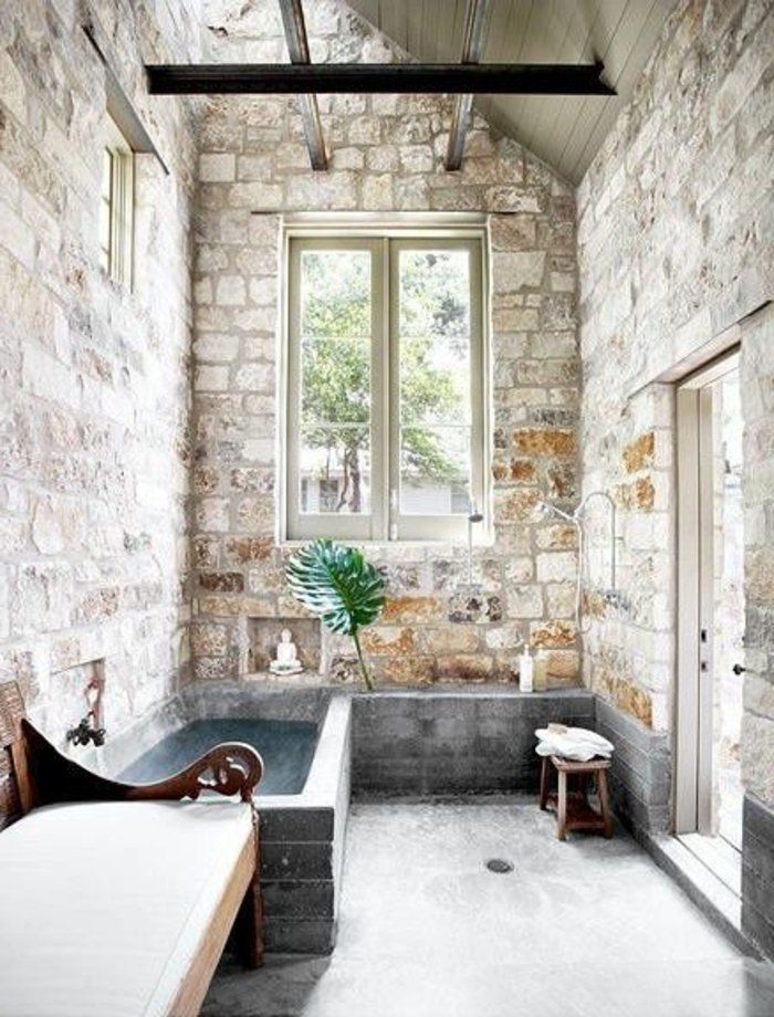 Salle de bain avec pierre apparente