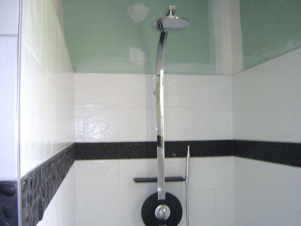 Salle de bain avec frise