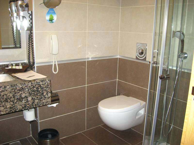 Salle de bain beige marron