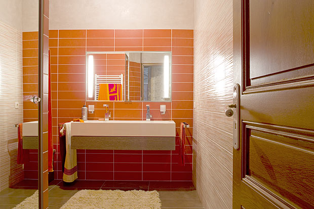 Carrelage salle de bain orange