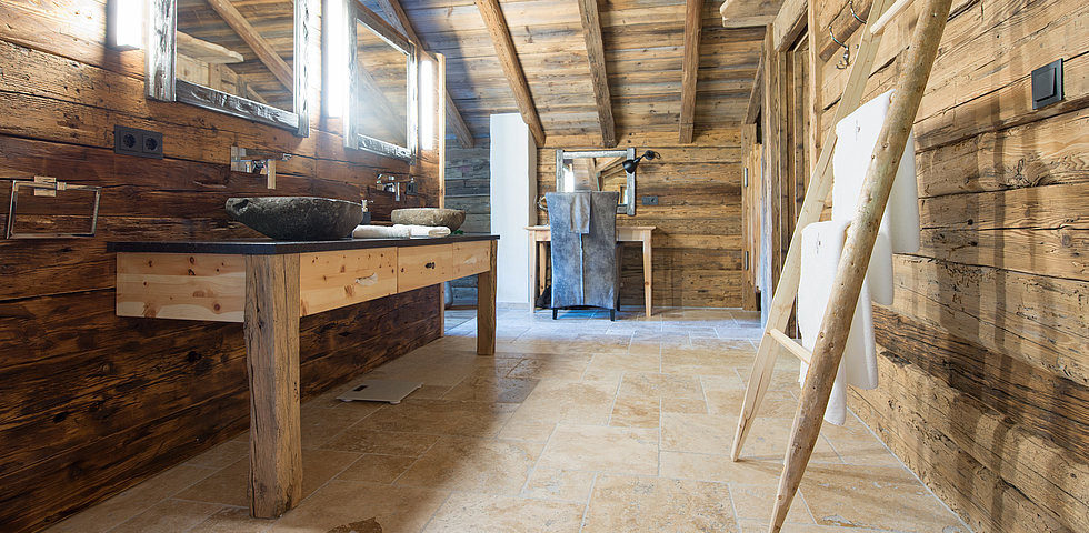 Salle de bain travertin et bois