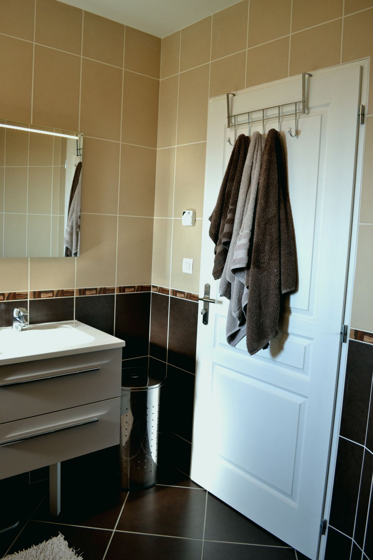 Carrelage salle de bain marron et beige