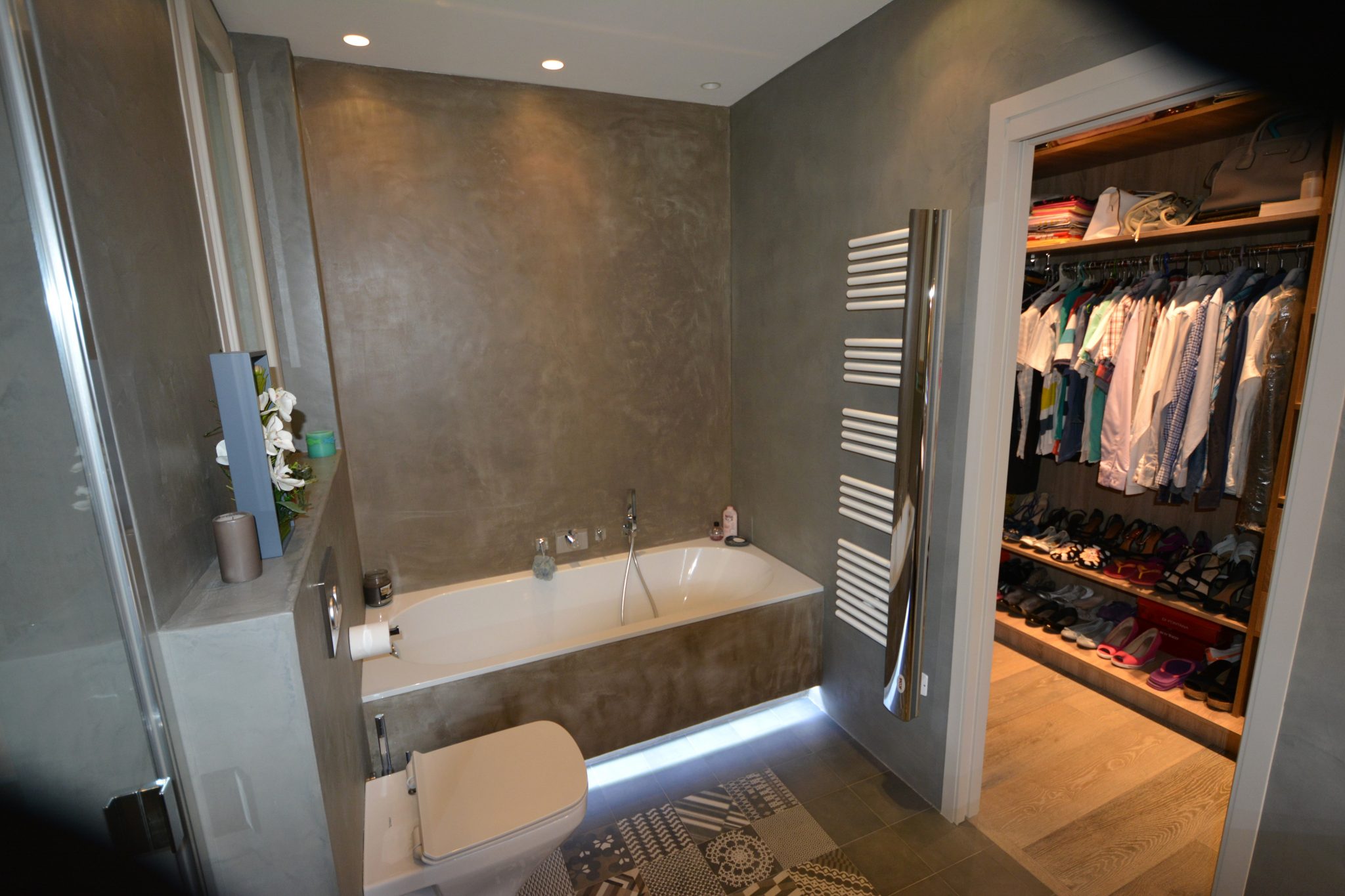 Salle de bain ouverte sur dressing