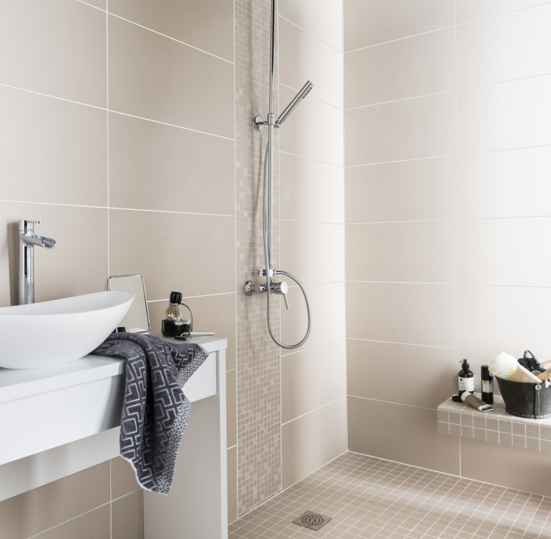 Salle de bain beige et blanc