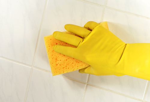 Comment nettoyer les joints de salle de bain jaunis