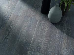 Parquet flottant gris foncé