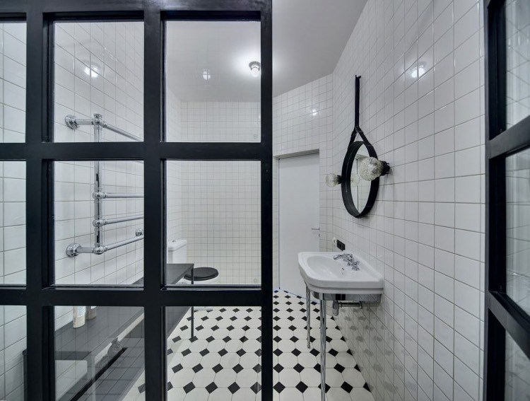 Salle de bain noir et blanc retro
