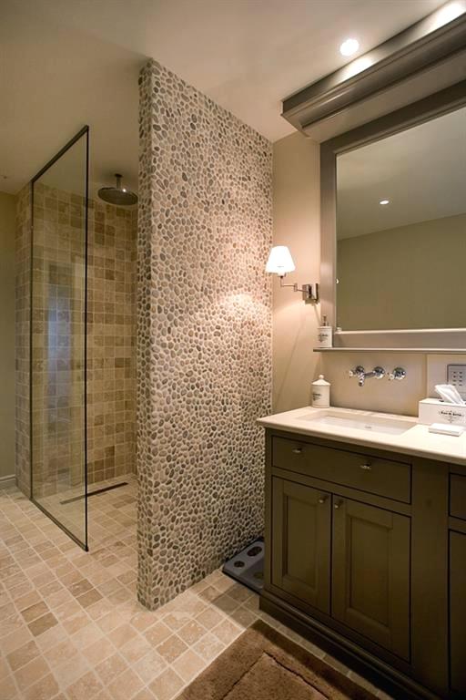 Petite salle de bain moderne avec douche italienne