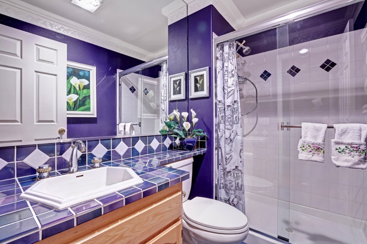 Faience salle de bain moderne violet